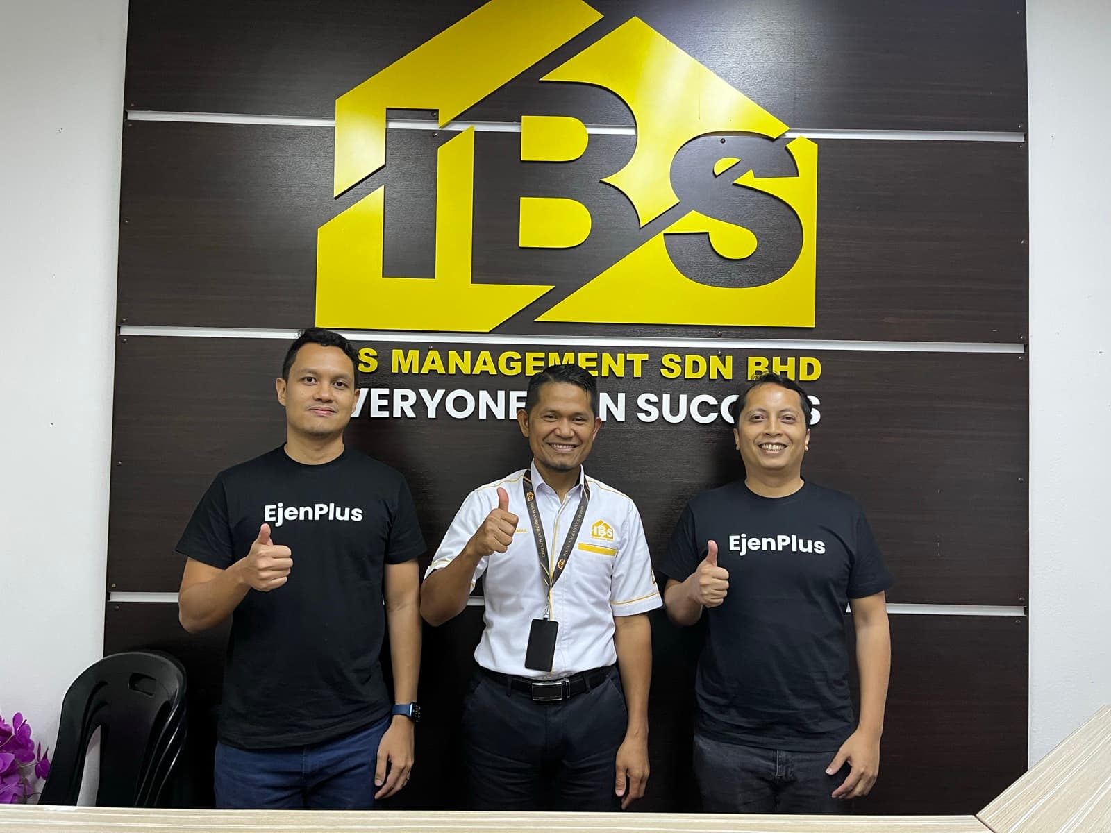 EjenPlus team with client