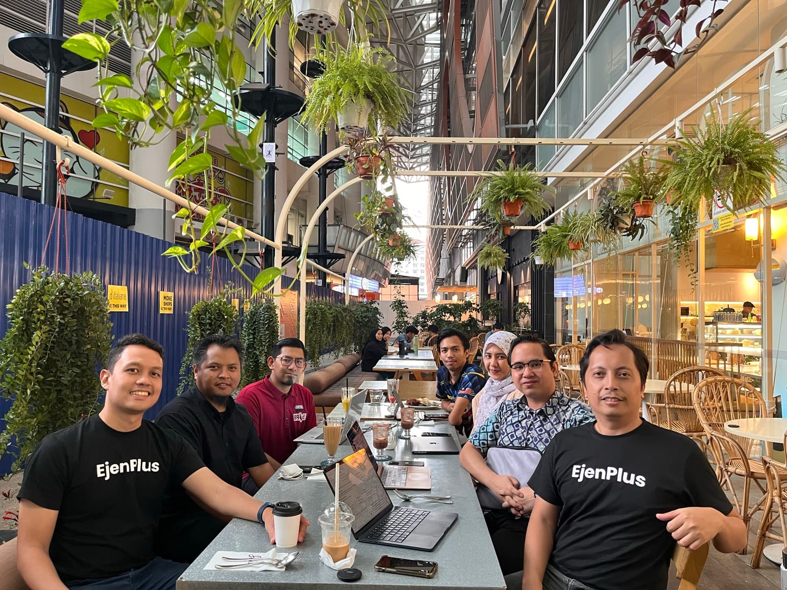 EjenPlus team with client