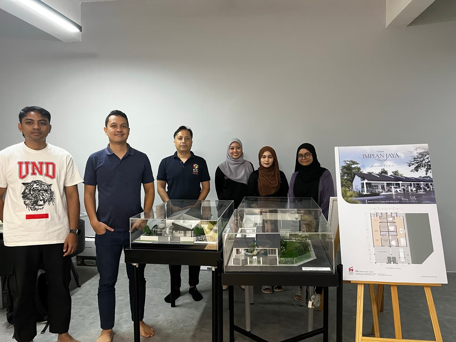 EjenPlus team with client